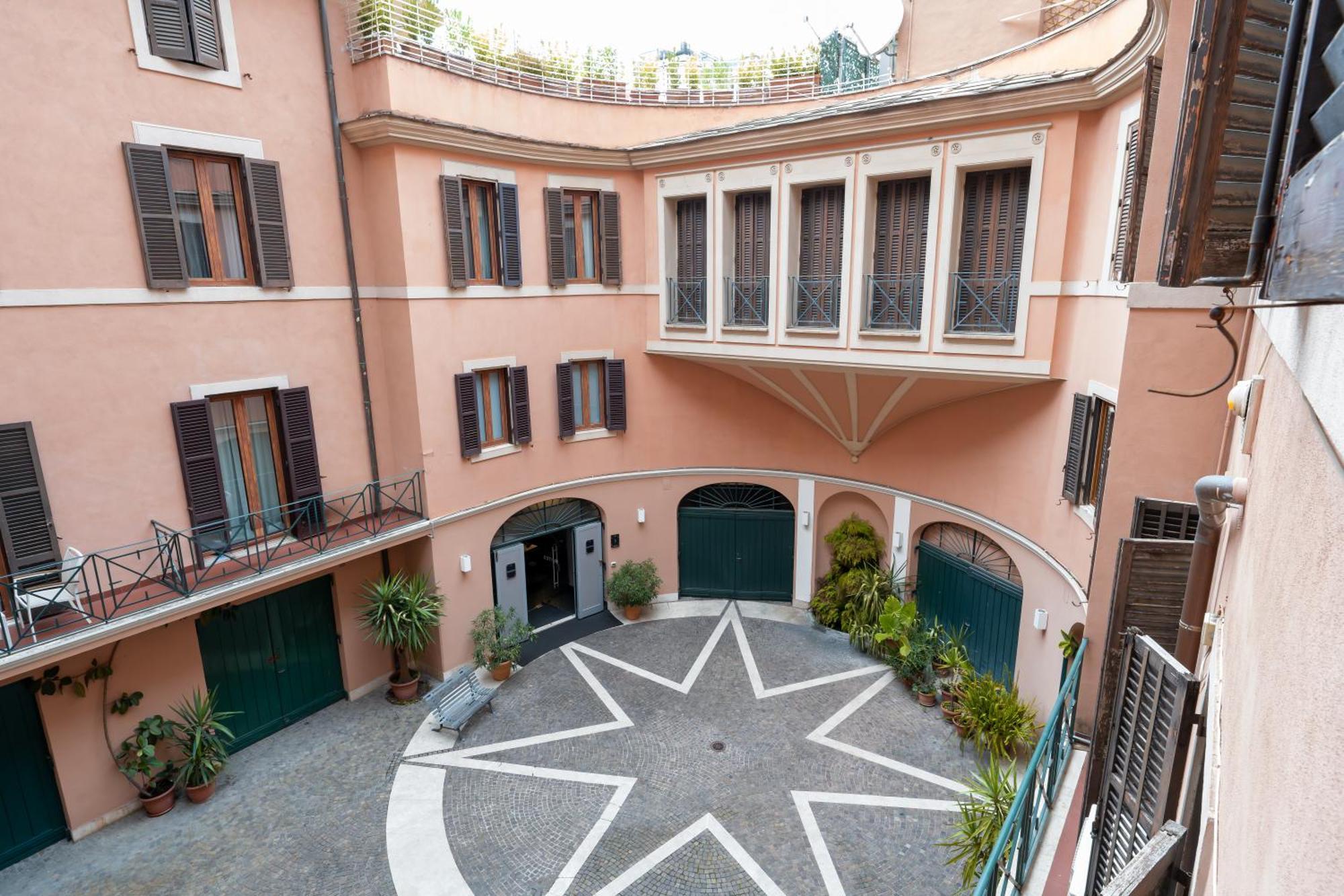 Trevi Ducal Palace Рим Екстериор снимка